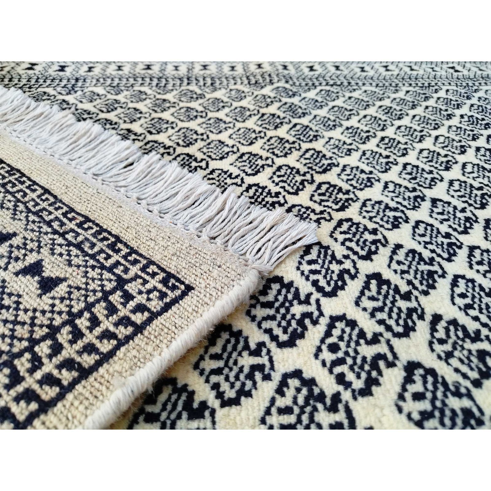 2.5x4 Feet White Handmade Wool Carpet - Image 5