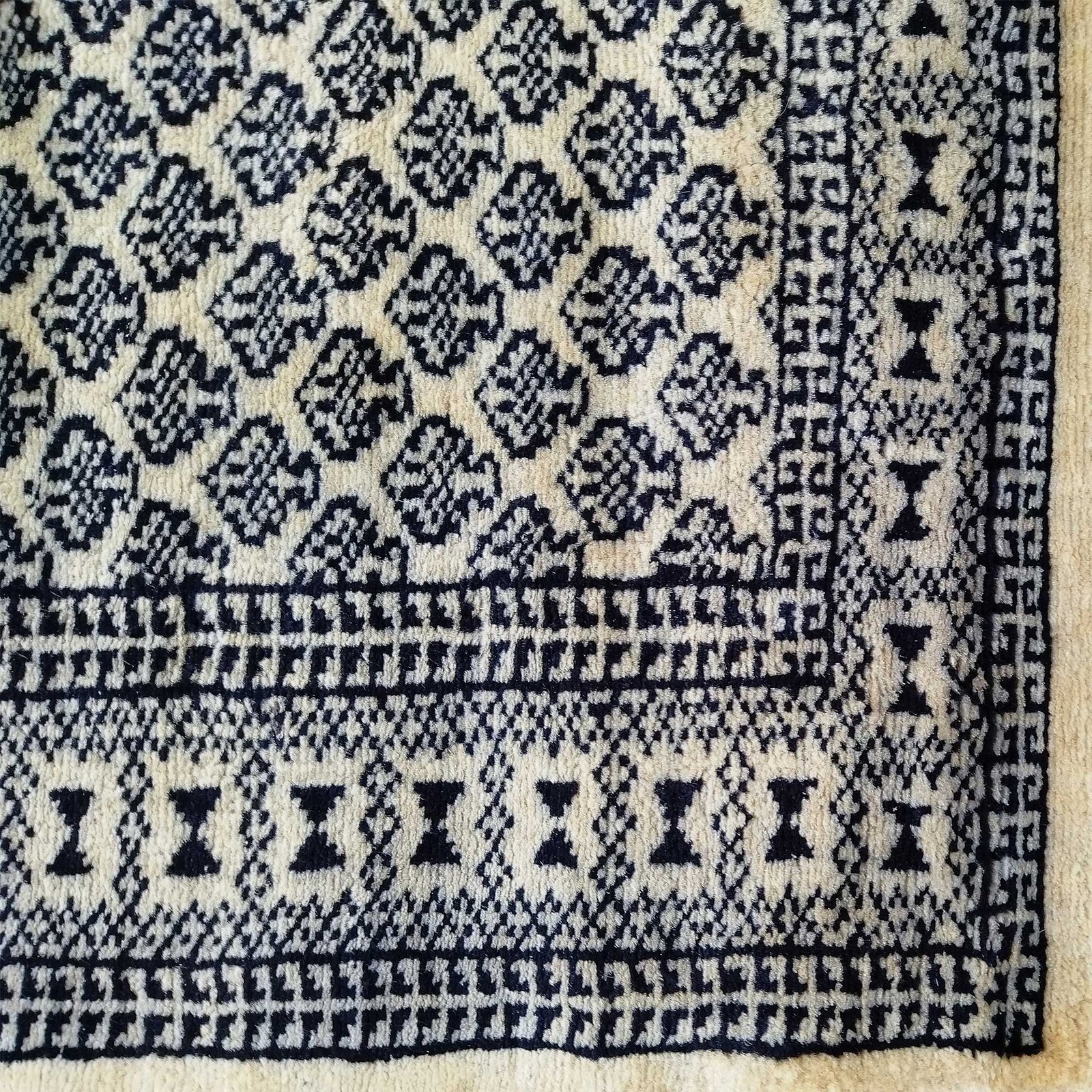 2.5x4 Feet White Handmade Wool Carpet - Image 4
