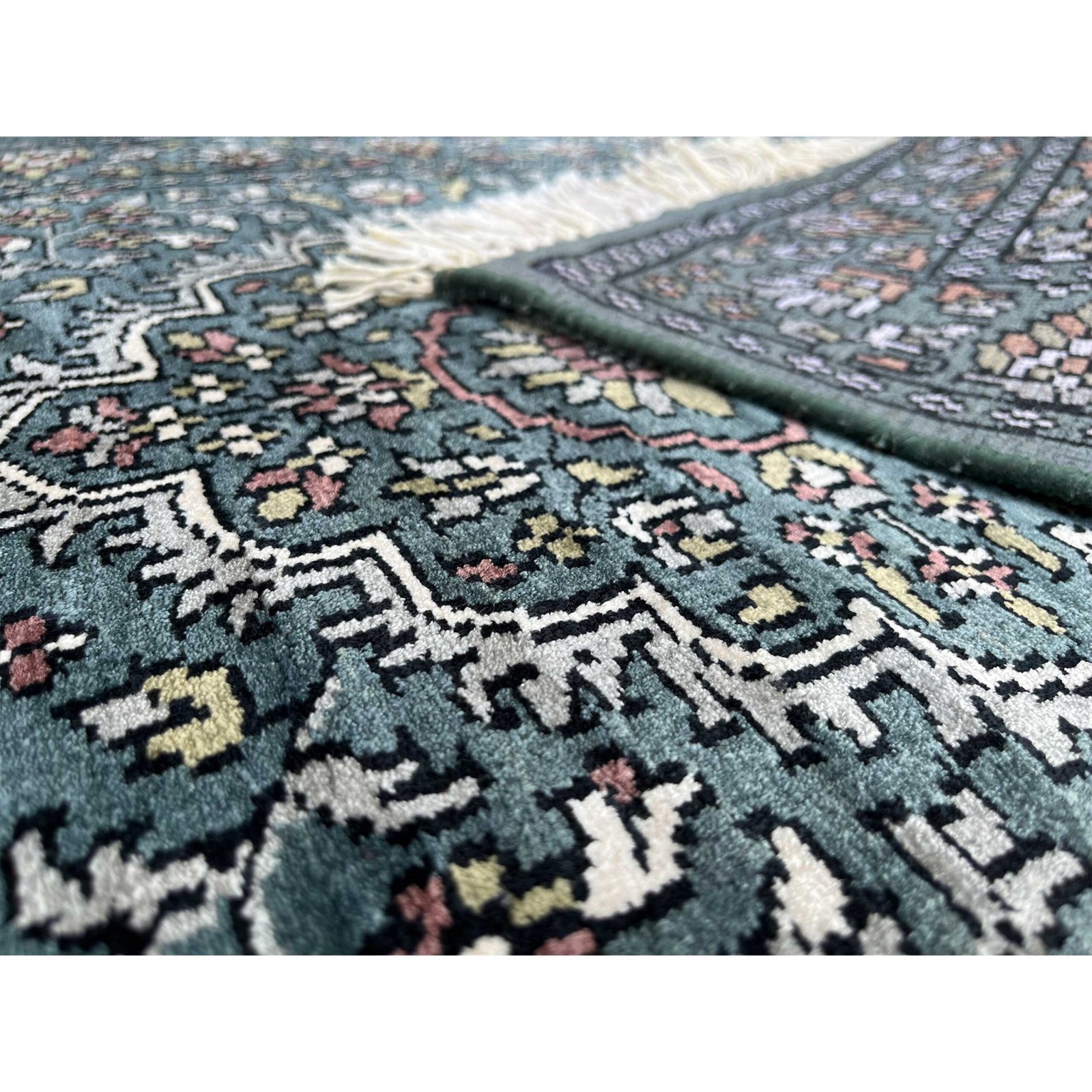 2.5x4 feet Hand Knotted Bamboo Silk Carpet Indopersian Overall Gray - Image 4