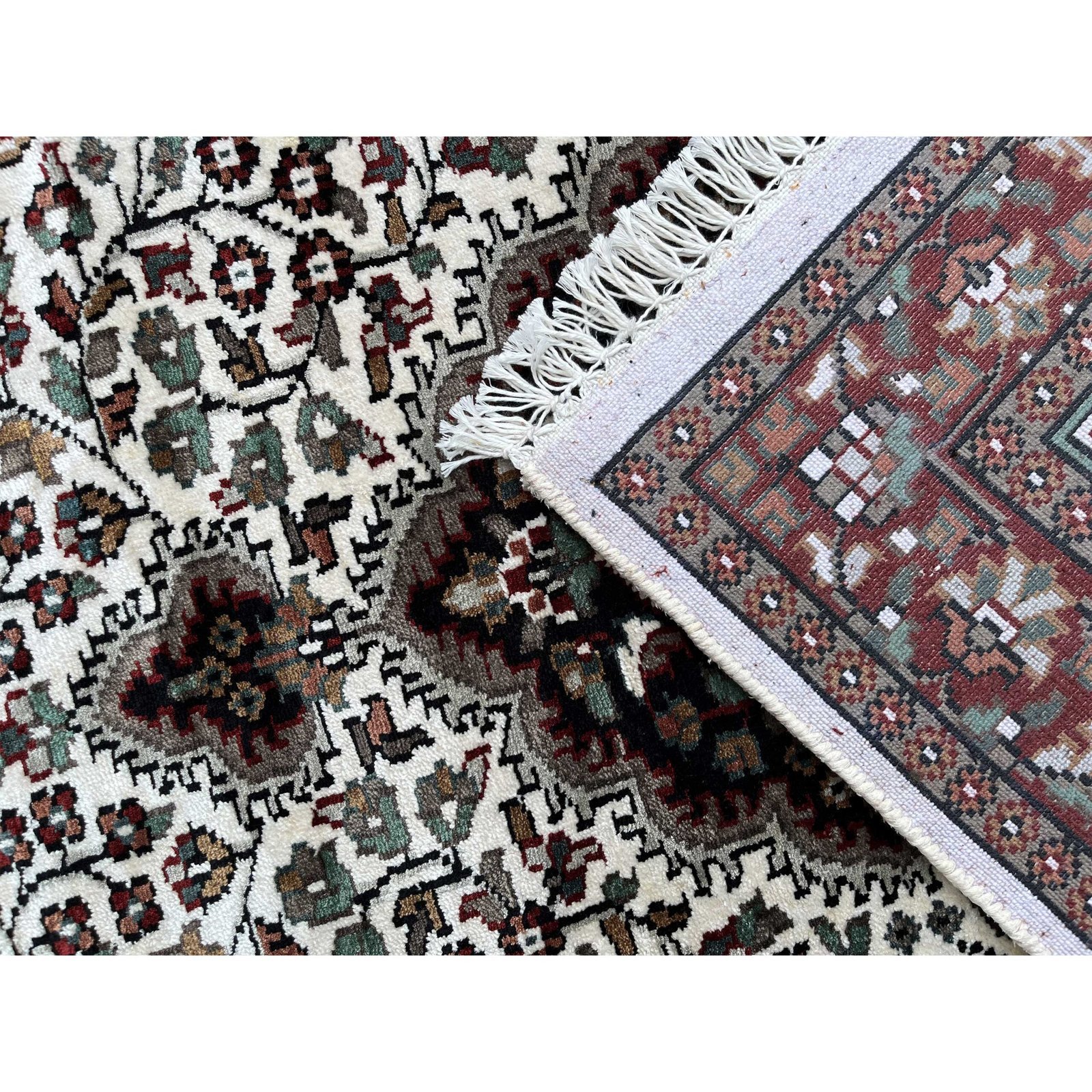 2.5x4 feet Hand Knotted Bamboo Silk Carpet Indopersian White - Image 4