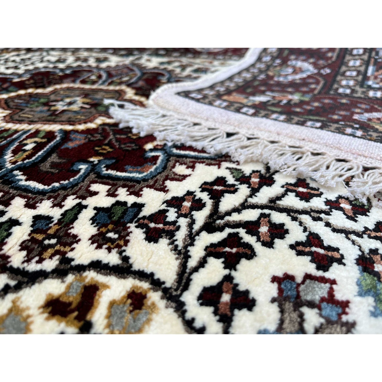 2.5x4 feet Hand Knotted Bamboo Silk Carpet Indopersian White and Multi - Image 5
